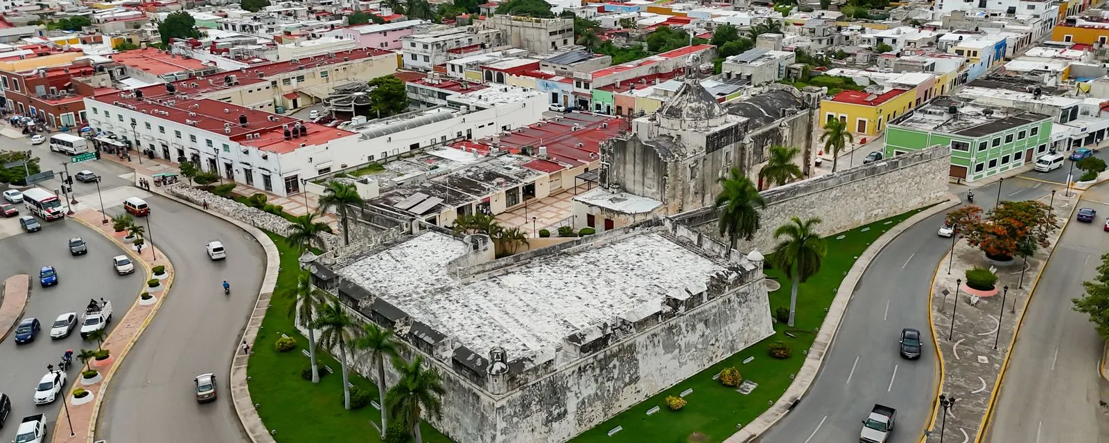 El Baluarte de San Pedro visto desde el aire: la fortificación de piedra con sus garitas en las esquinas, rodeada por el tráfico y las azoteas del centro de Campeche