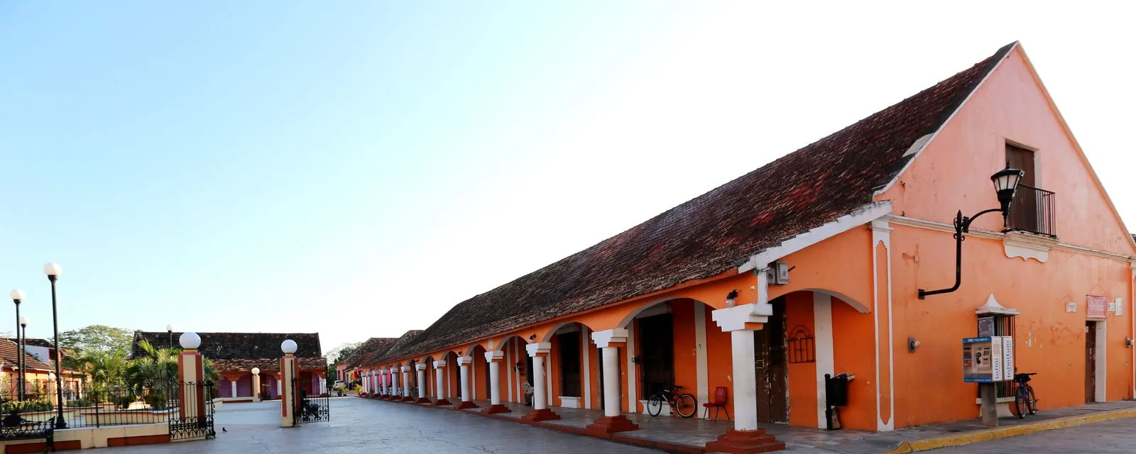 Los portales de Palizada: la arcada encalada de color naranja bajo la larga techumbre de teja roja que distingue al pueblo