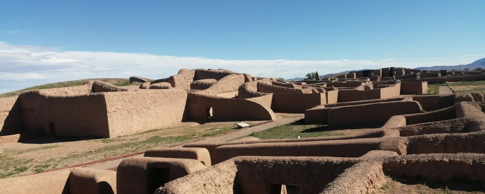 Los muros de tierra apisonada de Paquimé: el laberinto de cuartos y vanos de la ciudad de Casas Grandes bajo el cielo despejado del desierto