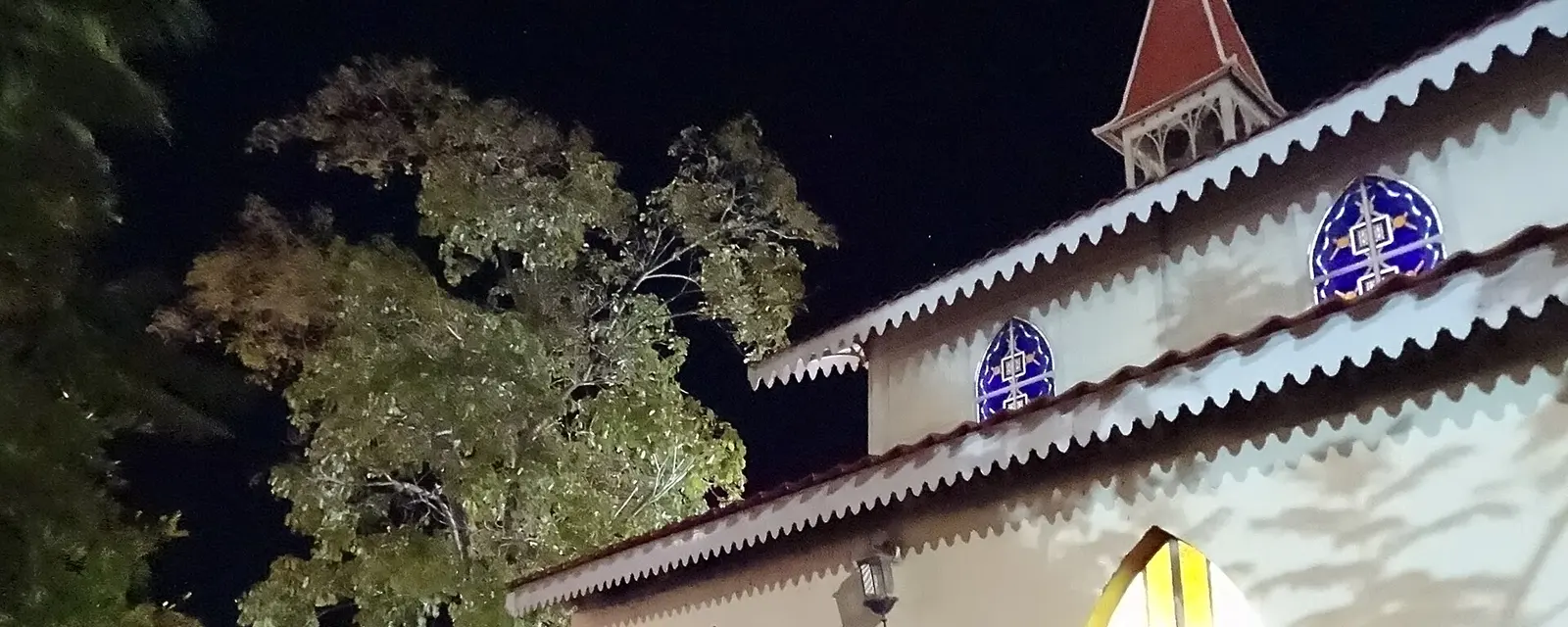 Santa Rosalía de noche, con sus luces frente al mar de Cortés