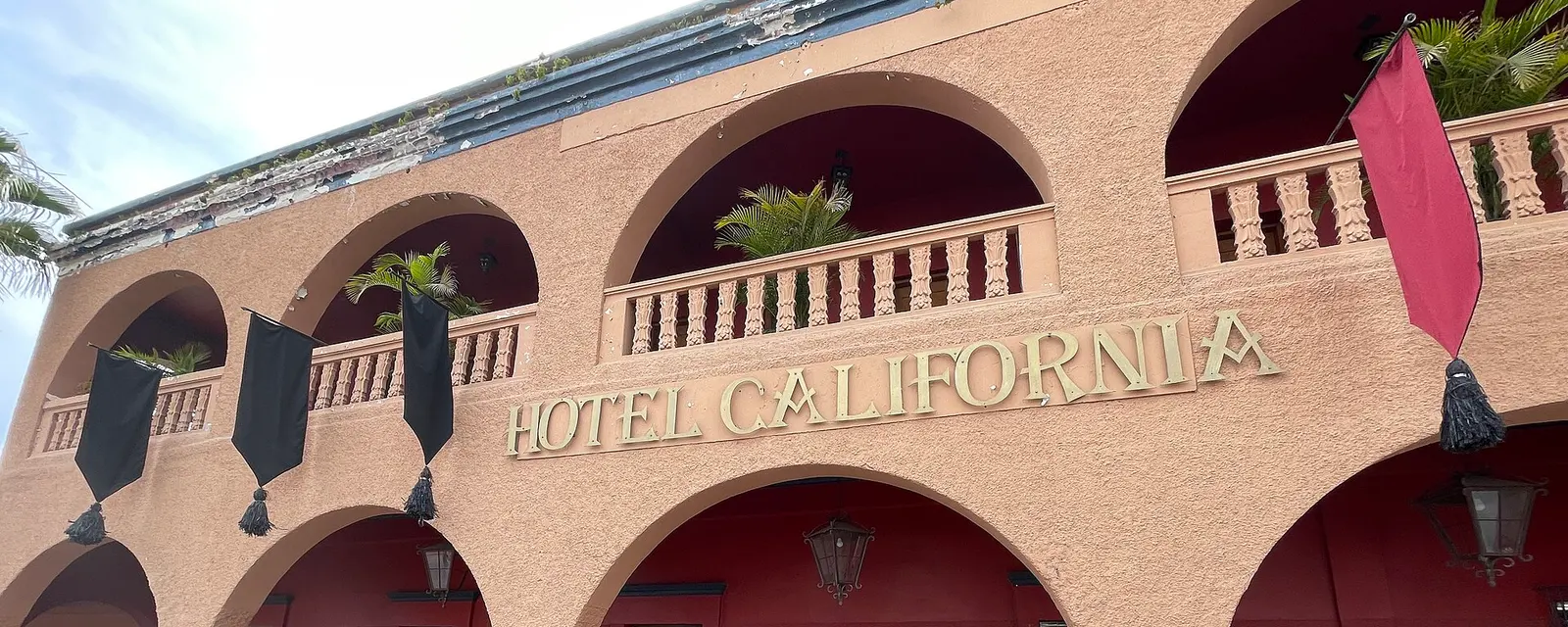 Fachada del Hotel California en el pueblo mágico de Todos Santos