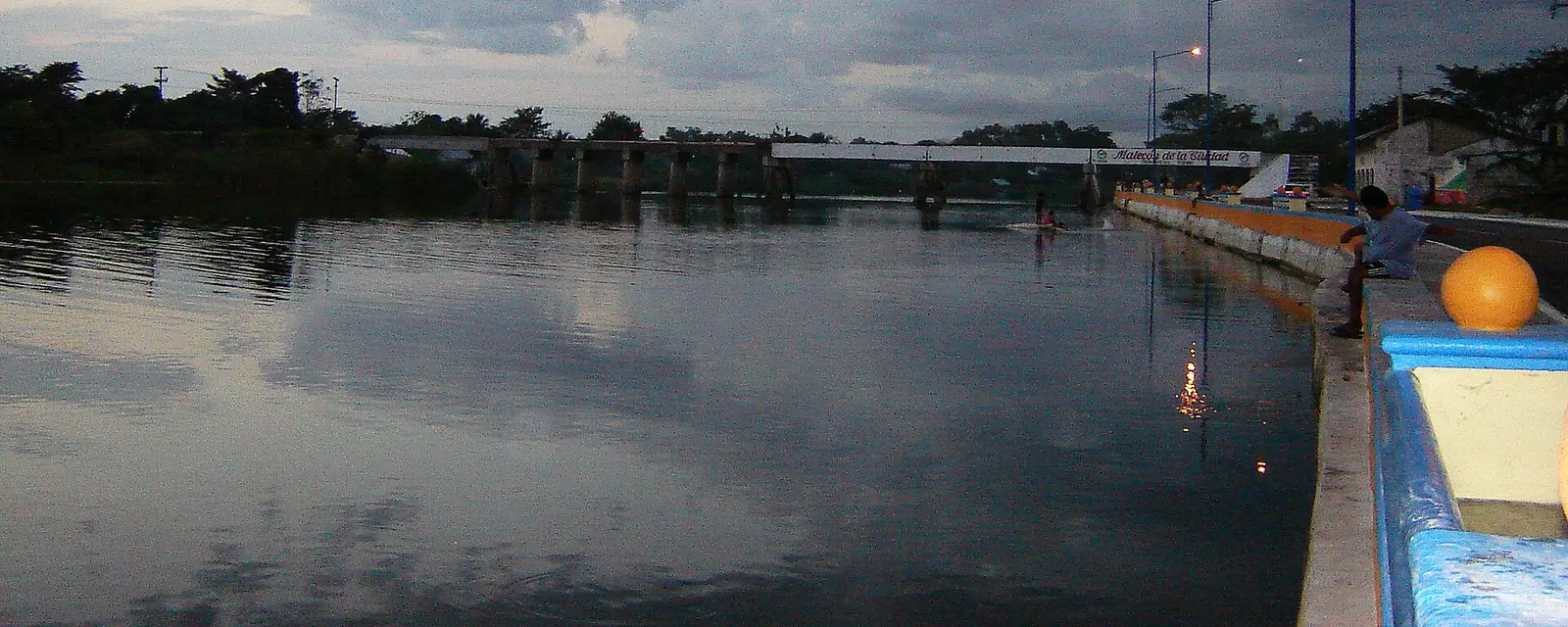 Malecón de Candelaria a orillas del río, Campeche