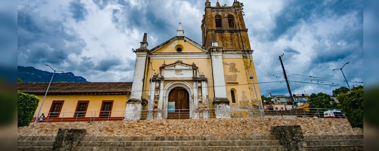 Iglesia dominica de Copainalá rodeada de vegetación chiapaneca