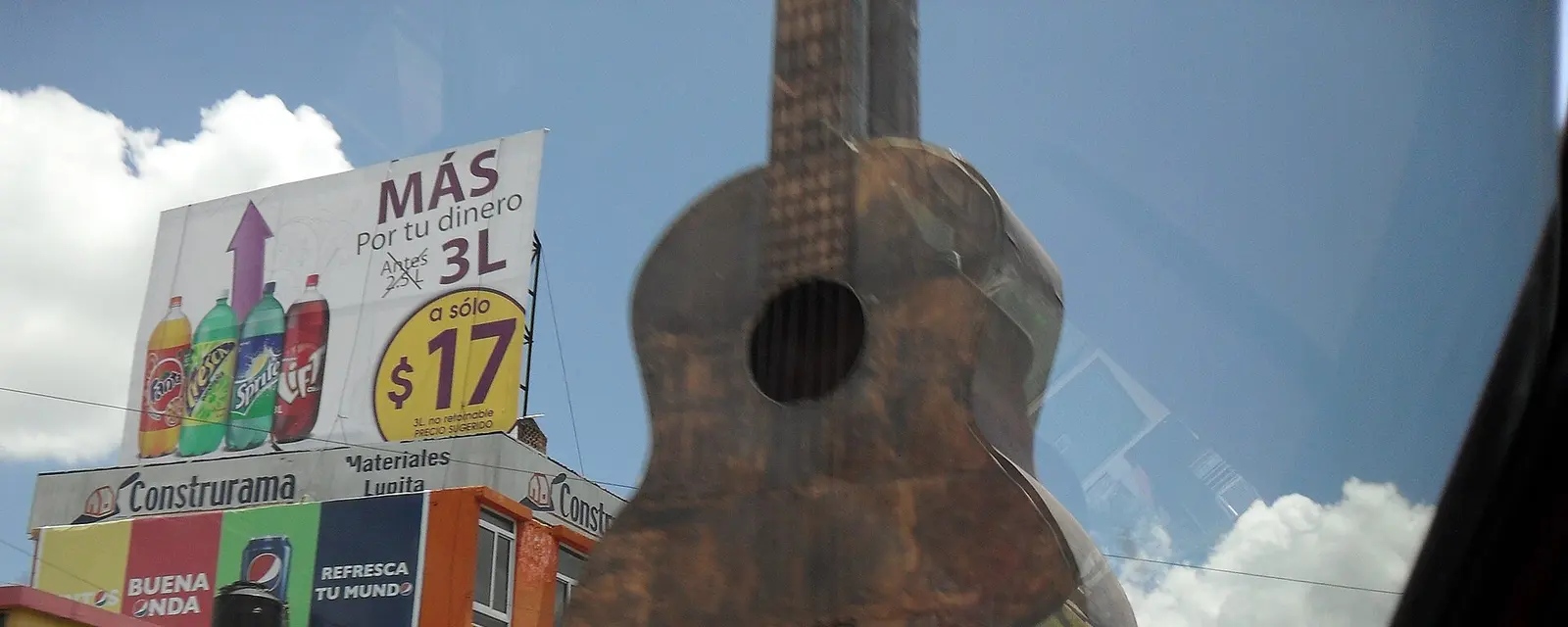Monumento a la guitarra en Paracho, Michoacán