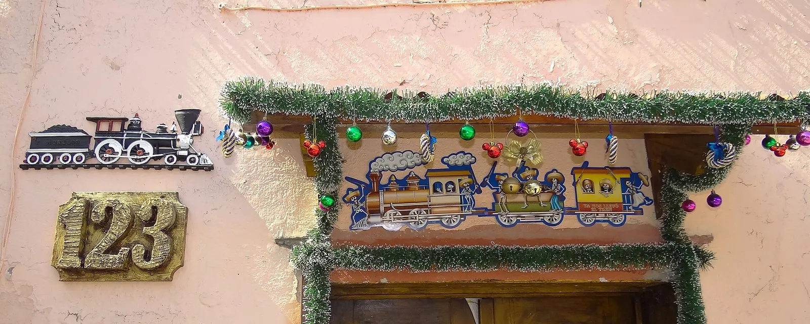 Fachada con motivo de tren en Cuautla, Morelos