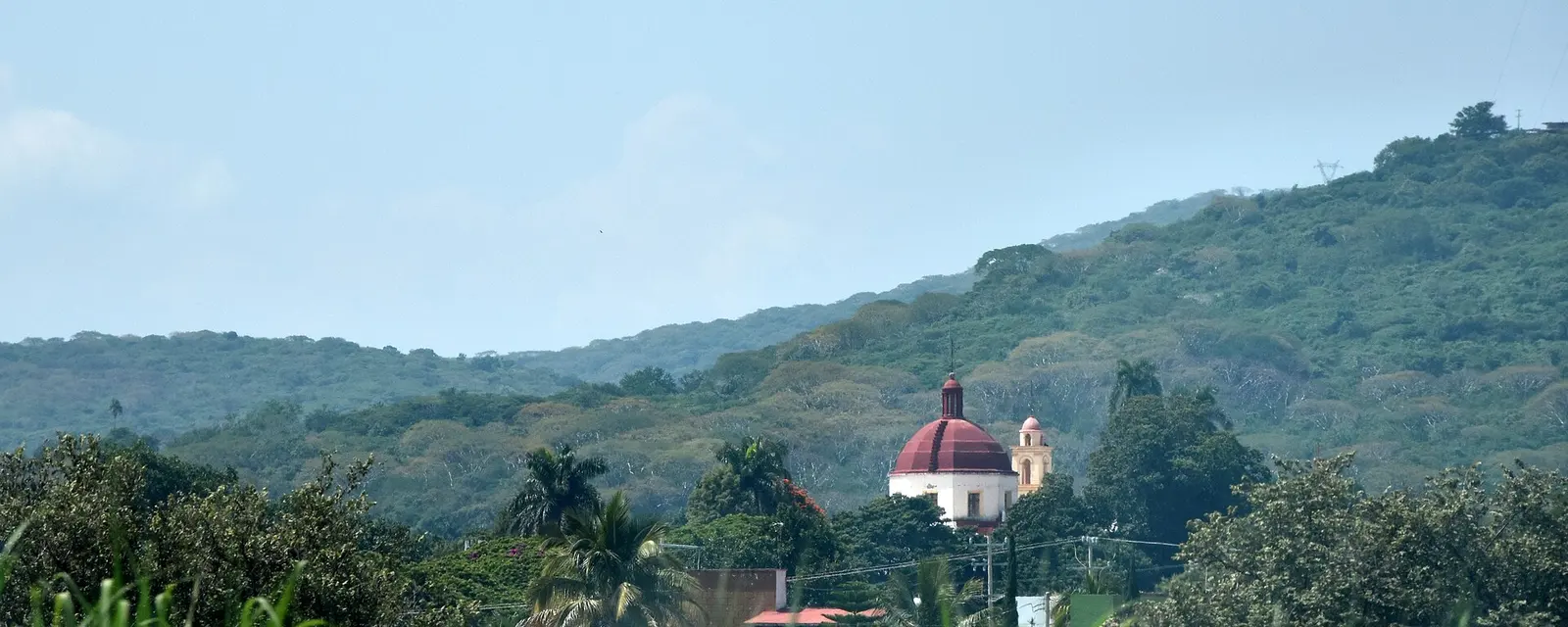 Iglesia de San Juan Evangelista asomando entre la vegetación de Xochitepec