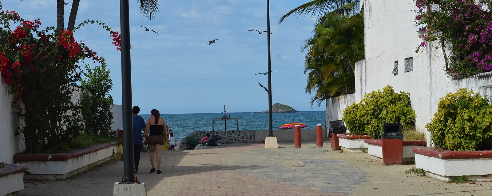 Andador frente al mar en la costa del municipio de Compostela, Nayarit