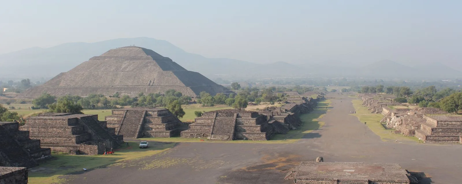 La Pirámide del Sol de Teotihuacán a la izquierda y la Calzada de los Muertos extendiéndose recta hacia el horizonte entre las plataformas