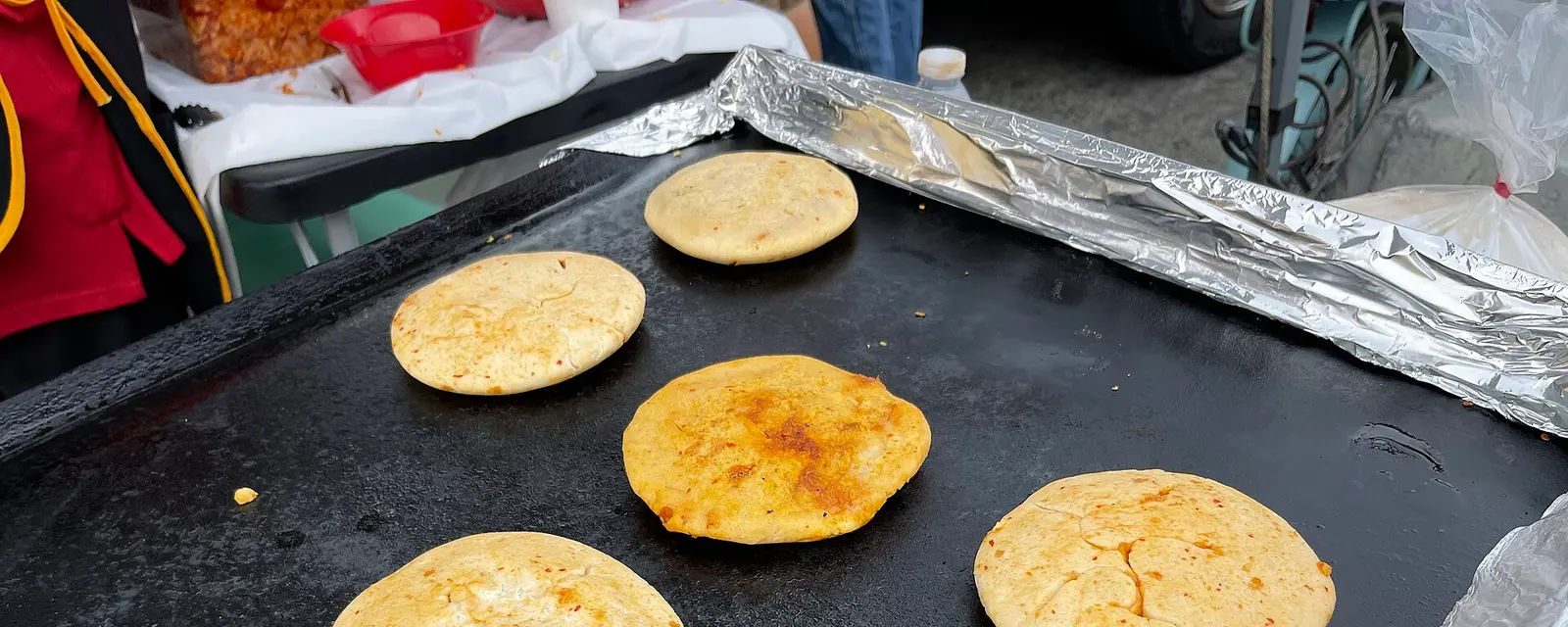 Gorditas dorándose en el comal hasta quedar crujientes por fuera