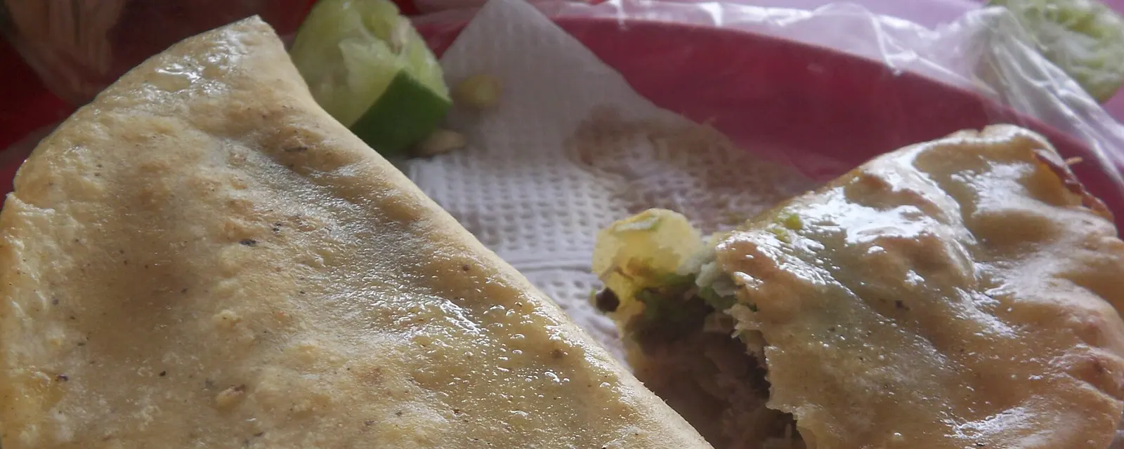 Tacos de barbacoa de Texcoco recién servidos con limón y salsa
