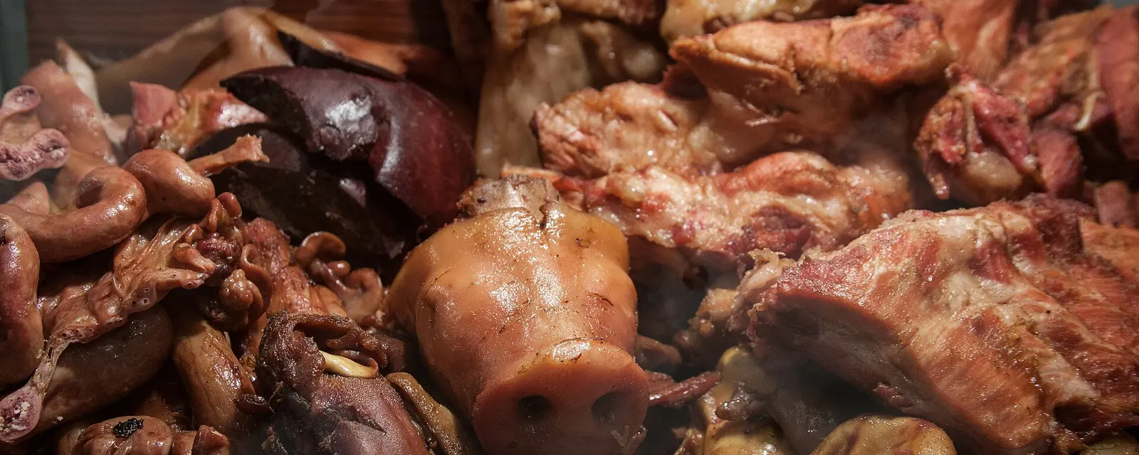 Carnitas michoacanas confitándose en cazo con su propia manteca