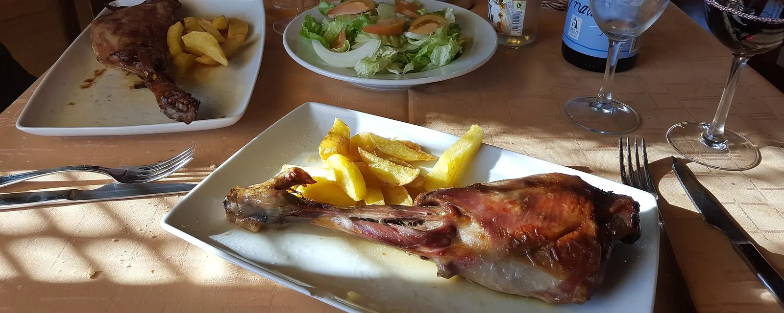 Pierna de cabrito asado servida con papas, el platillo regiomontano por excelencia