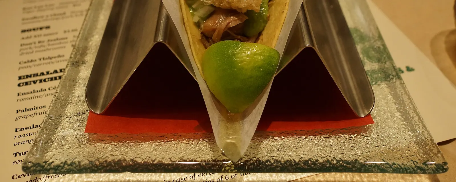 Taco de carnitas doradas y jugosas sobre tortilla de maíz