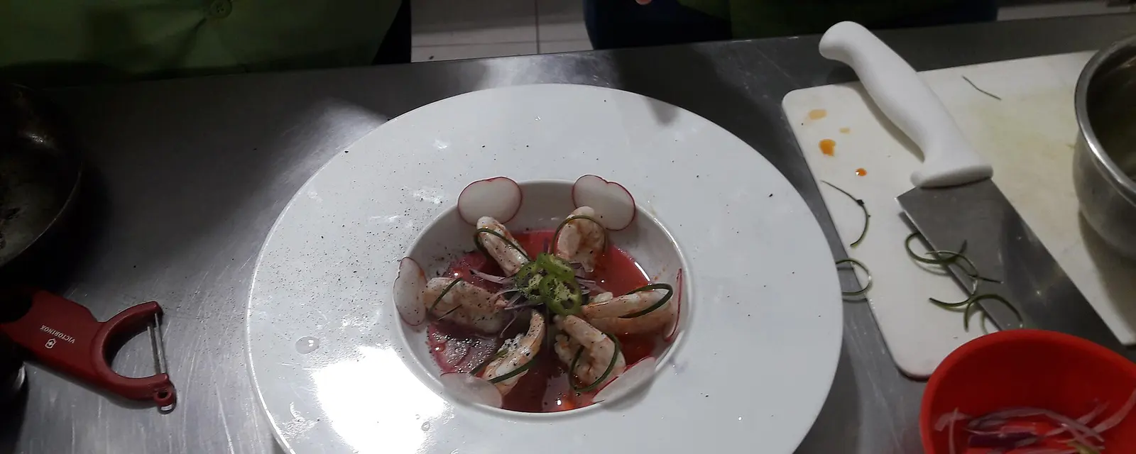 Aguachile de camarón con chile, limón, pepino y cebolla morada, orgullo de Sinaloa