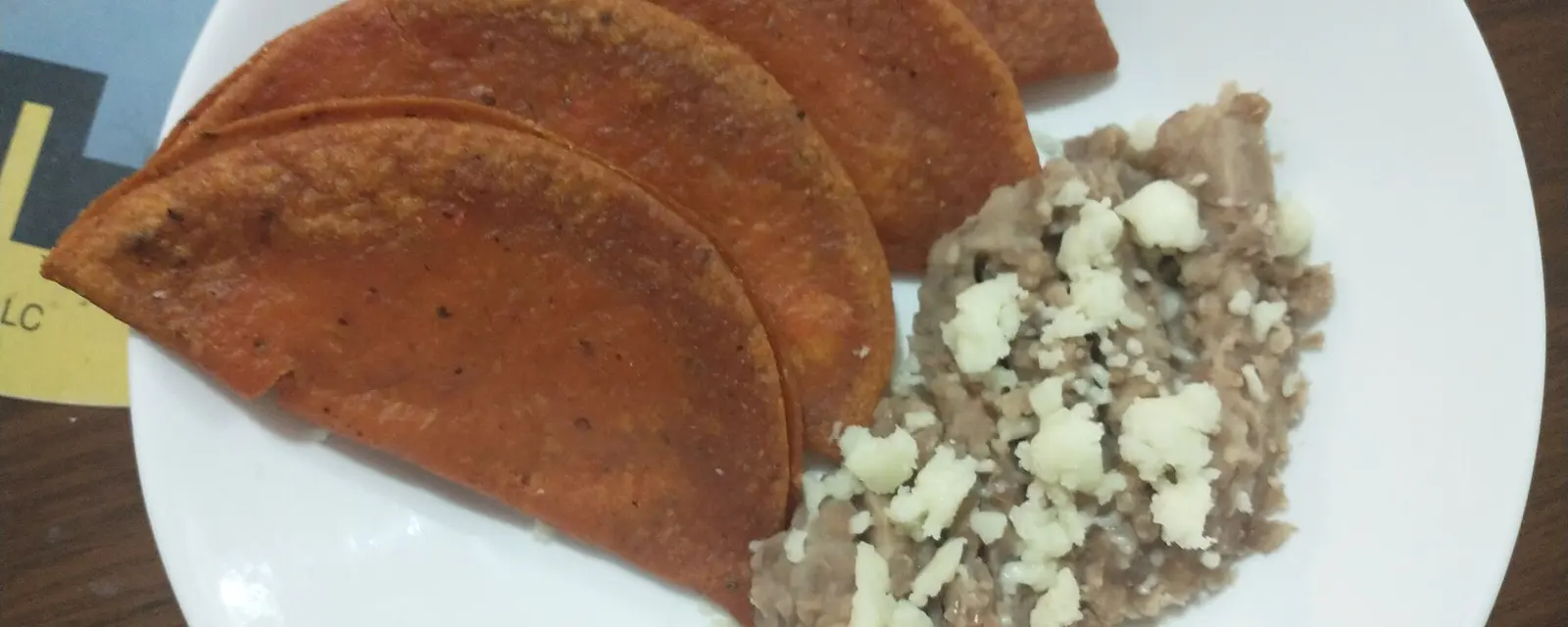 Enchiladas potosinas con su característica masa roja de chile ancho