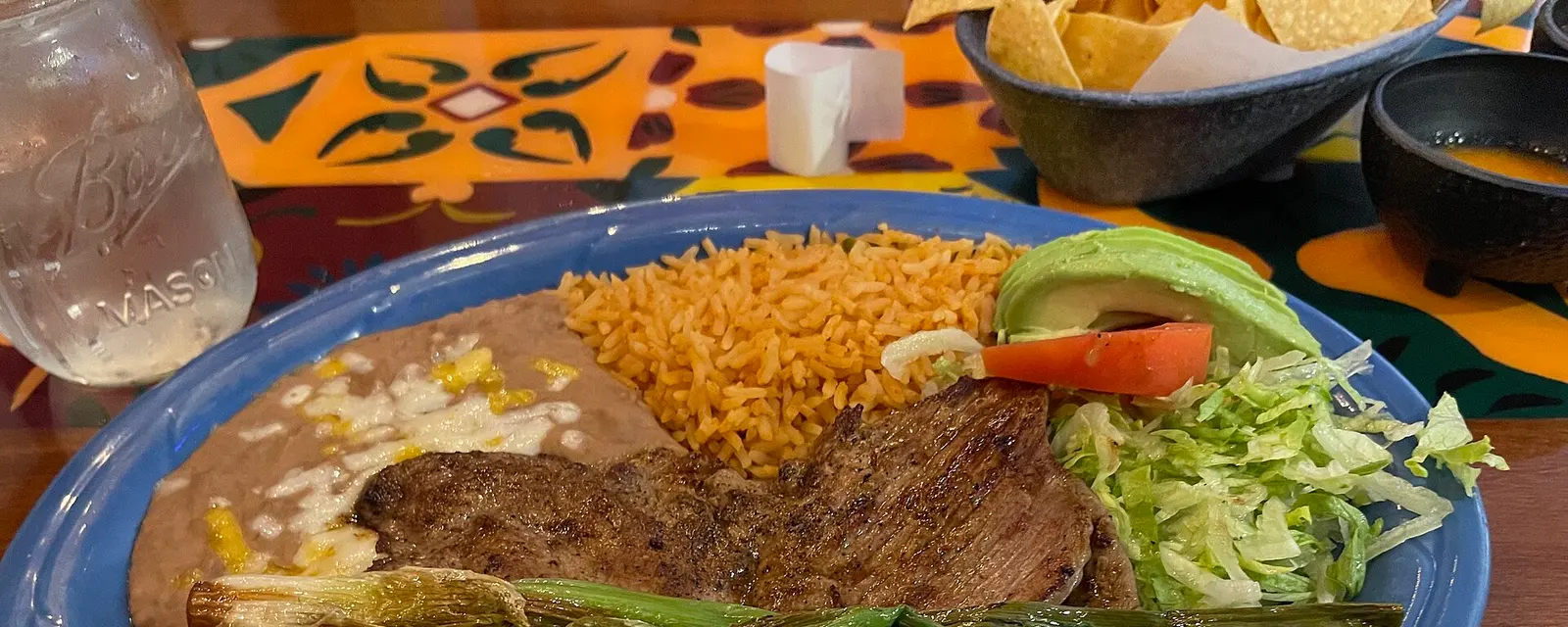 Carne asada sonorense recién salida de la parrilla, lista para taquear