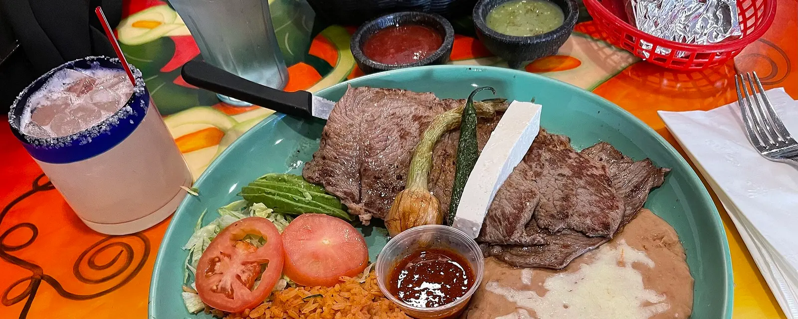 Carne asada al estilo norteño servida para preparar tacos