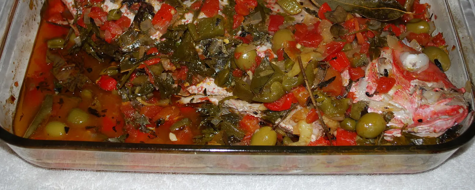 Huachinango a la veracruzana con salsa de tomate, aceitunas, alcaparras y chile güero