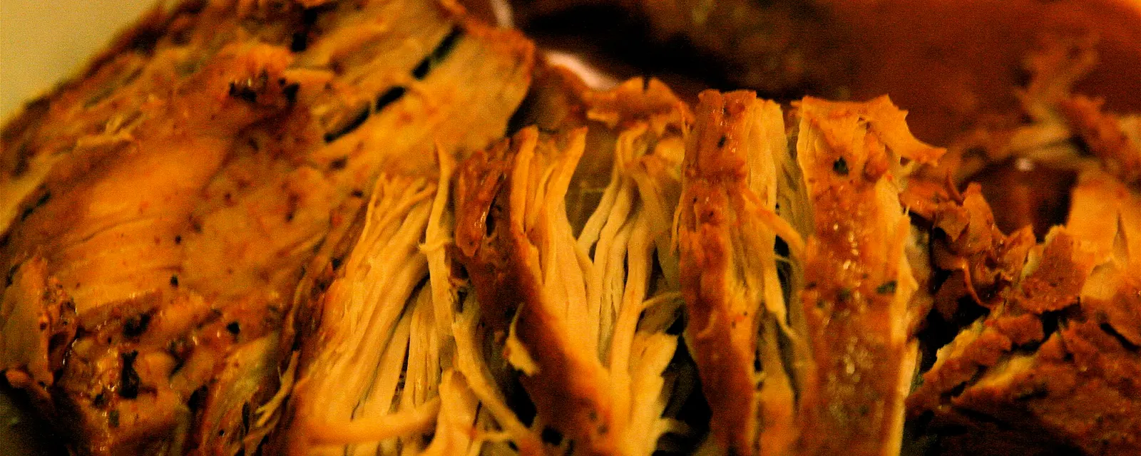 Cochinita pibil deshebrada con su característico color achiote