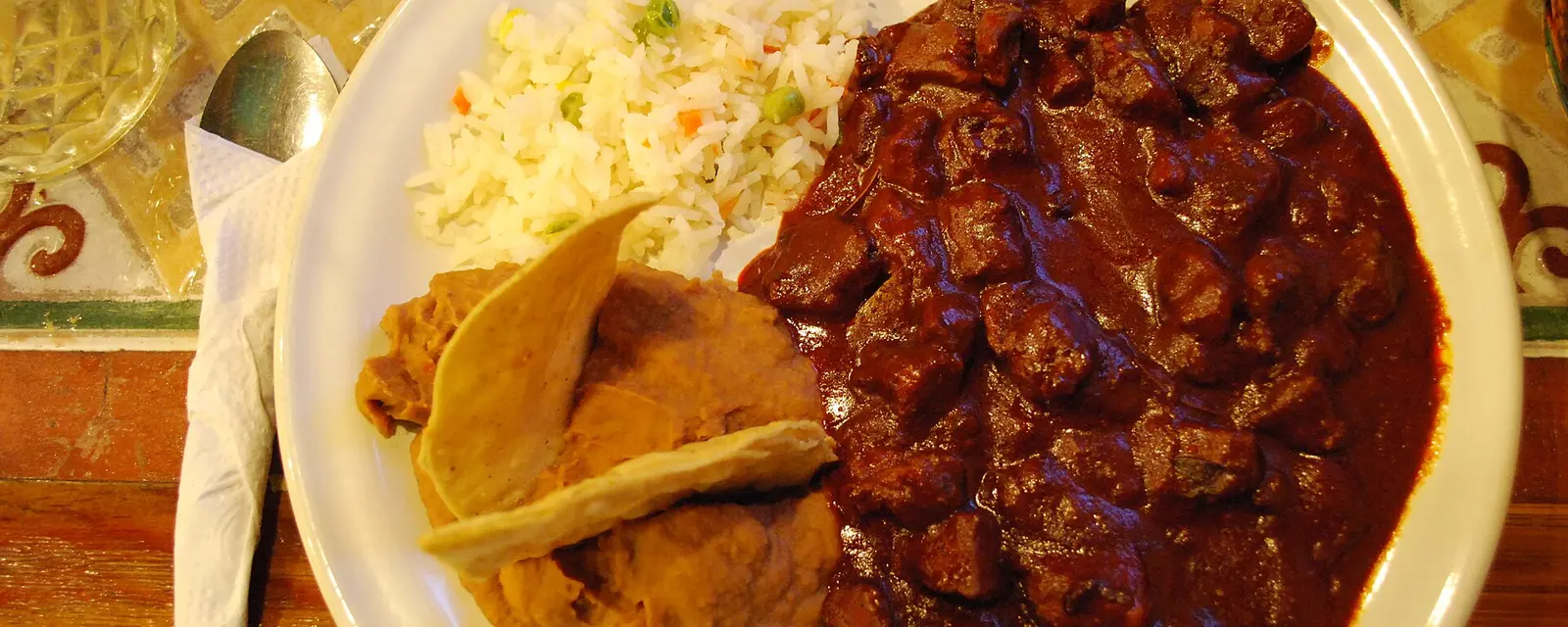 Asado de boda zacatecano: carne de puerco en salsa roja de chiles secos
