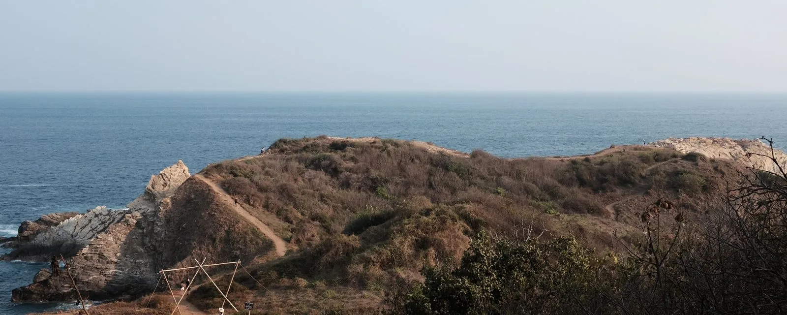 Punta Cometa en Mazunte: el promontorio de vegetación seca adentrándose en el Pacífico, con el sendero marcado sobre el lomo del cerro