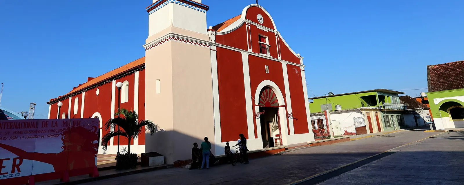 Casas de colores con techo de teja en Palizada, Campeche