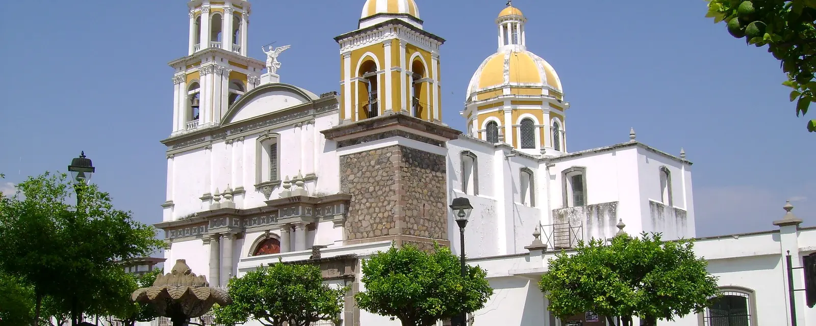 Iglesia y plaza de Comala, Colima, con sus cúpulas doradas