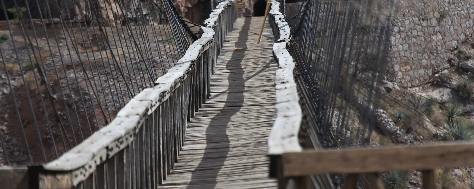 Puente colgante de Ojuela sobre el cañón, en Mapimí, Durango