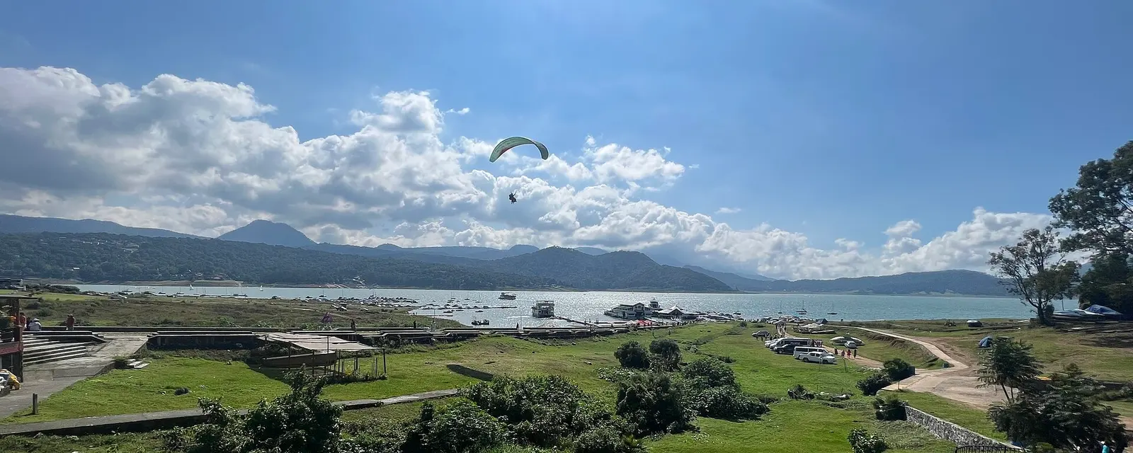 El lago de Valle de Bravo entre montañas, Estado de México