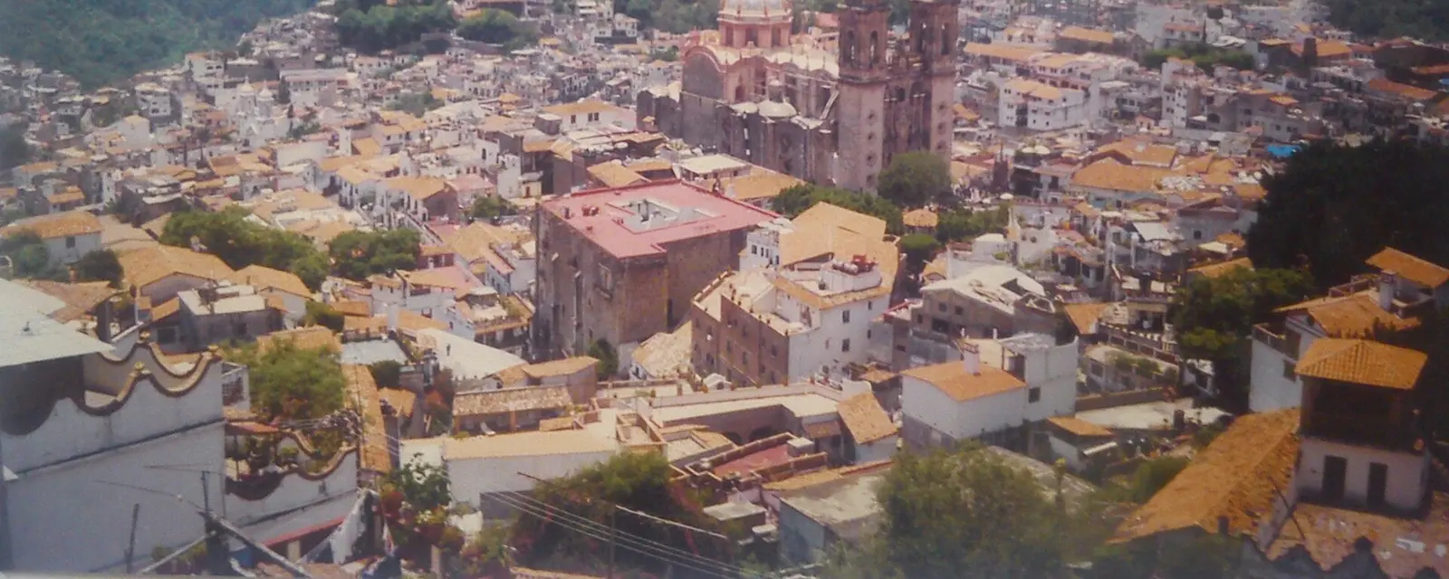 Taxco y el templo de Santa Prisca vistos desde lo alto