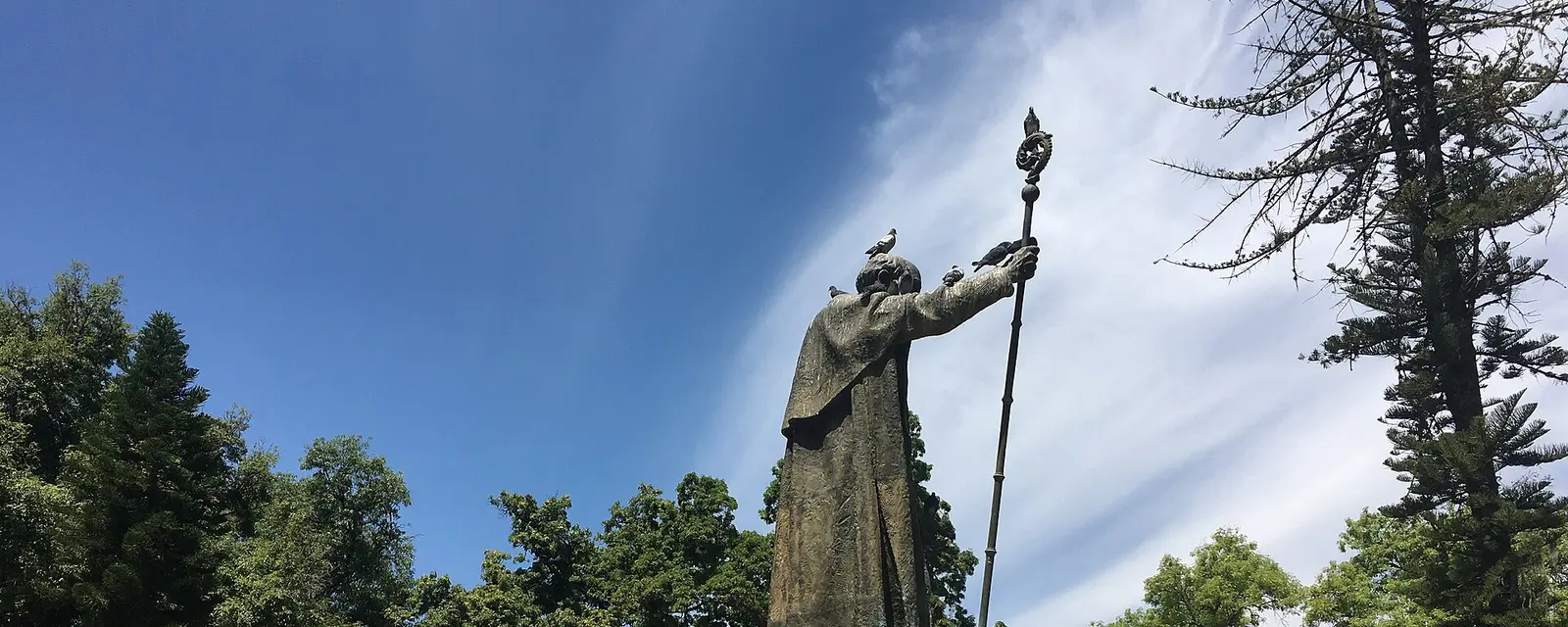 Fuente con la estatua de Vasco de Quiroga en la plaza de Pátzcuaro