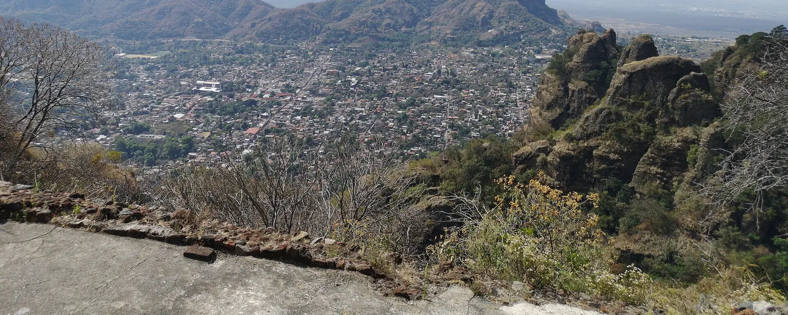 Tepoztlán visto desde la pirámide del Tepozteco, Morelos