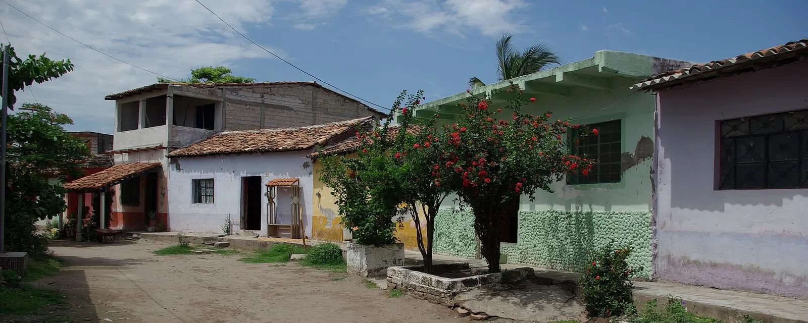 Calle de Mexcaltitán con casas de colores y buganvilias, la isla de Nayarit