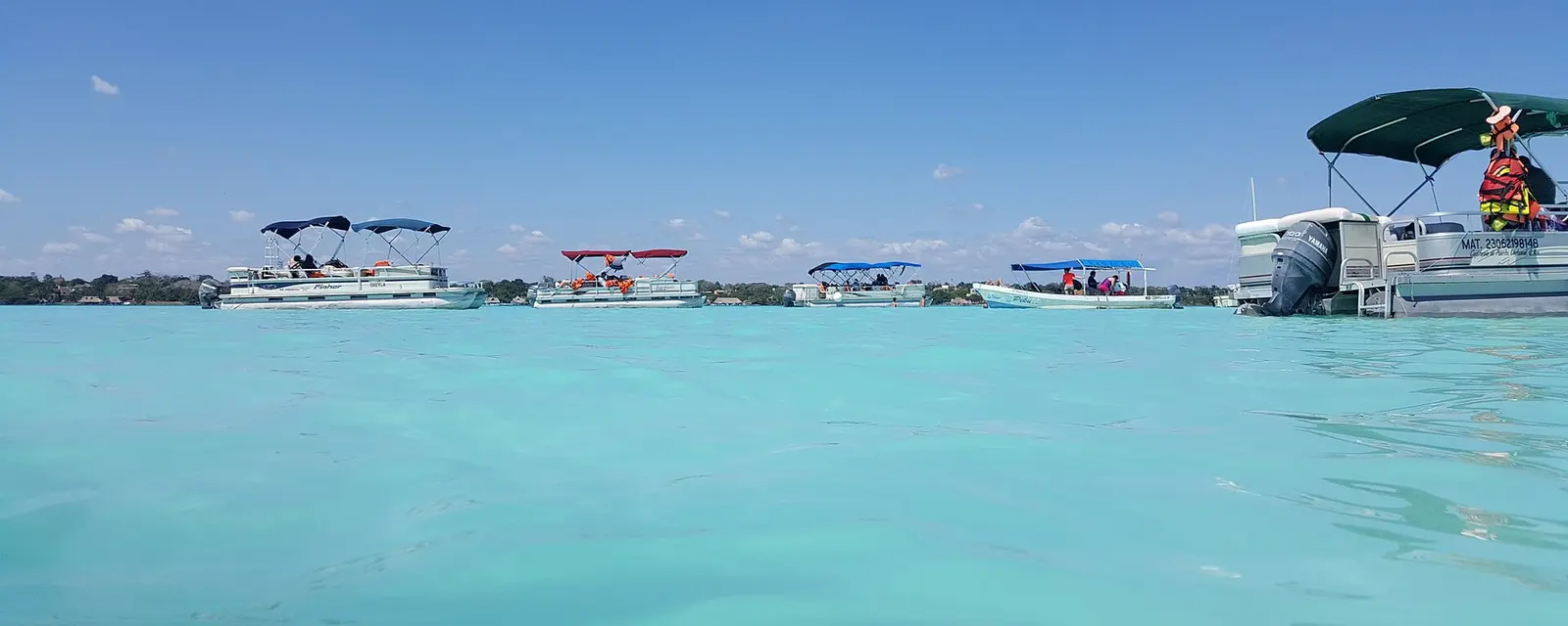 Lanchas en el canal de los Piratas de la laguna de Bacalar