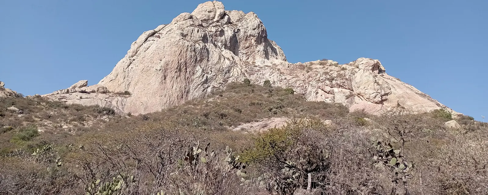La Peña de Bernal, el monolito queretano, sobre el pueblo