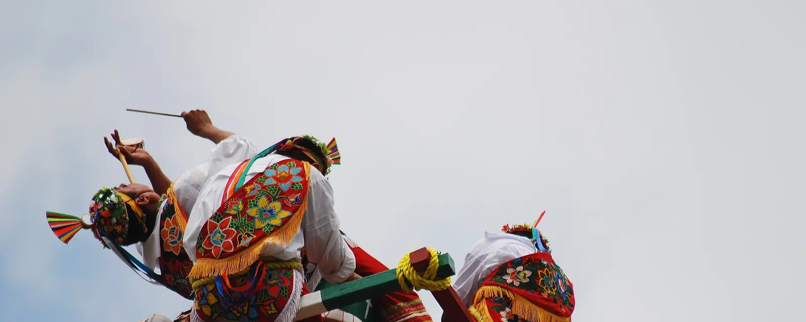 Voladores de Papantla en lo alto del palo, Veracruz