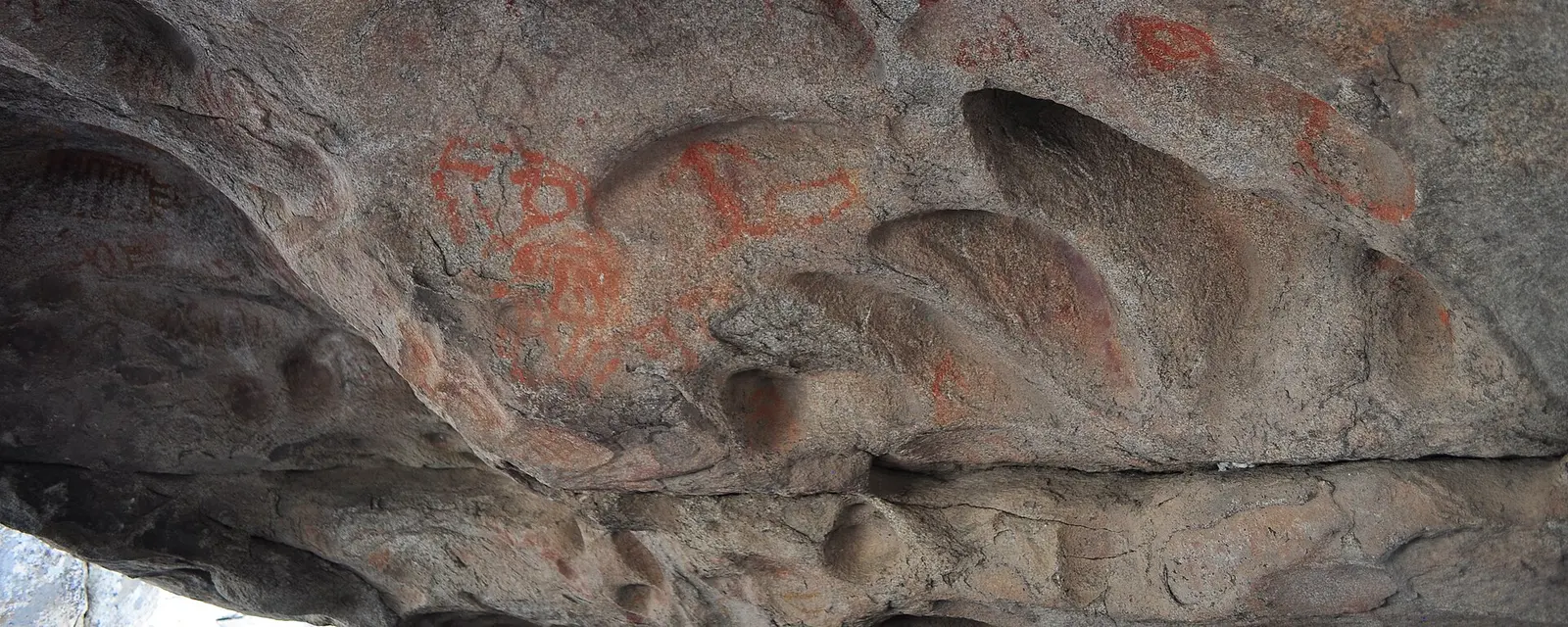 Mural de pinturas rupestres en El Vallecito, en la sierra de Baja California