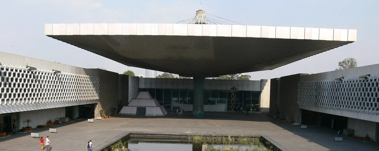El paraguas del patio central del Museo Nacional de Antropología de la Ciudad de México