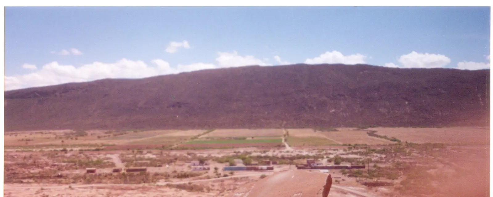 Petroglifos tallados en la roca con el valle de General Cepeda al fondo, Coahuila