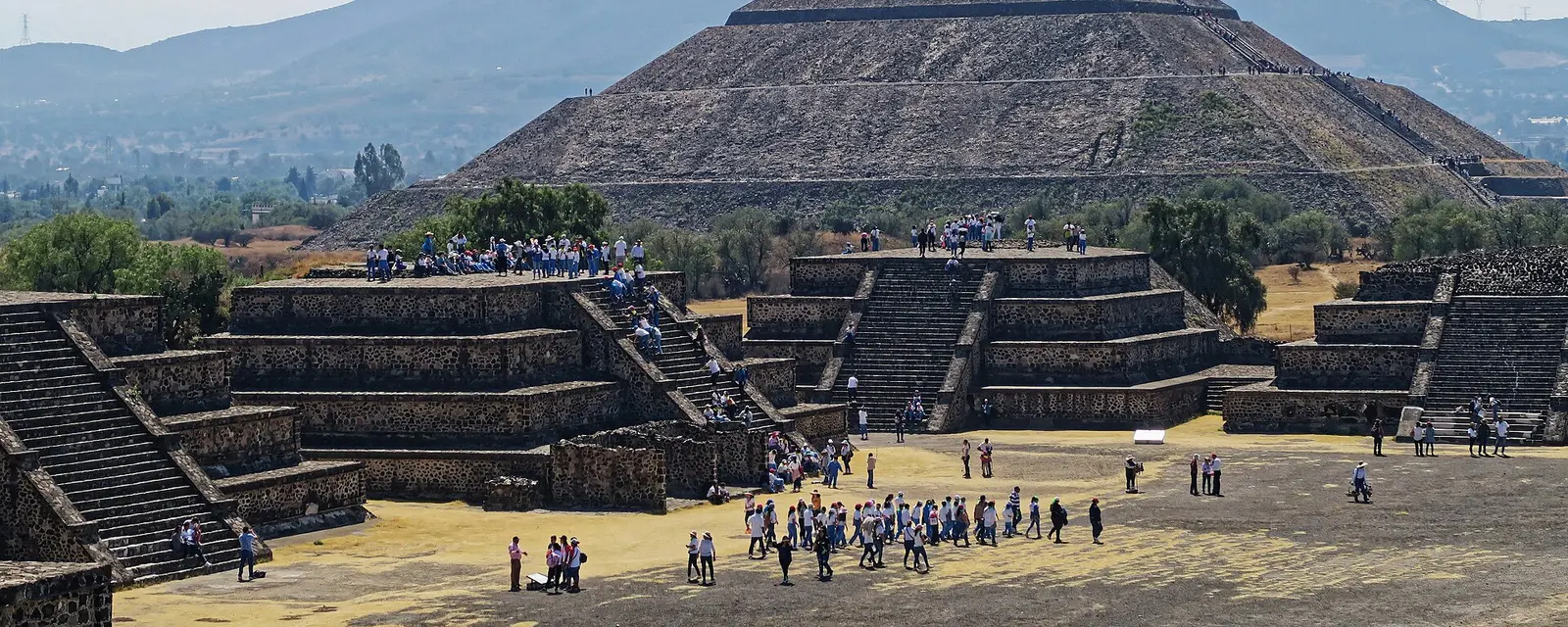 La Avenida de los Muertos con la Pirámide del Sol al fondo, en Teotihuacan