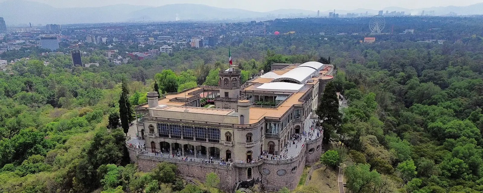 Vista aérea del Castillo de Chapultepec entre el bosque, museo del INAH