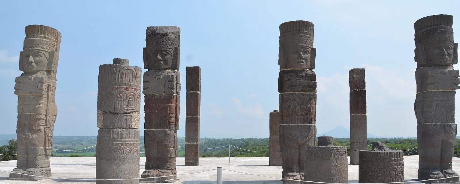 Atlantes de Tula: guerreros toltecas de piedra sobre la pirámide principal