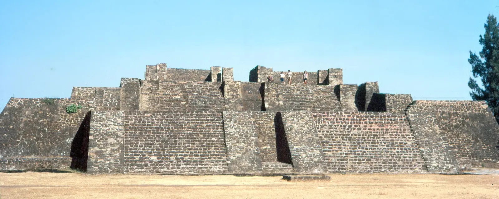 Pirámide de Teopanzolco con sus dos templos escalonados, en Cuernavaca
