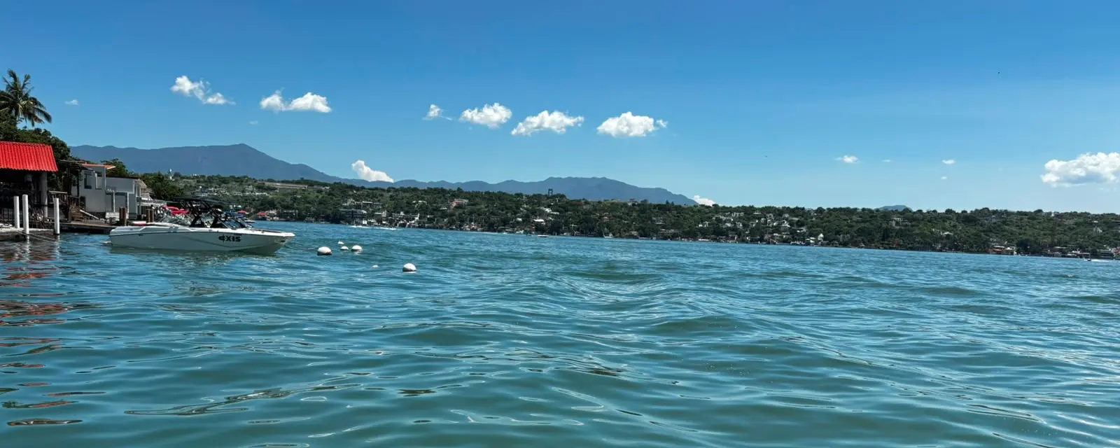 Vista del lago de Tequesquitengo rodeado de vegetación, el plan acuático clásico de Morelos