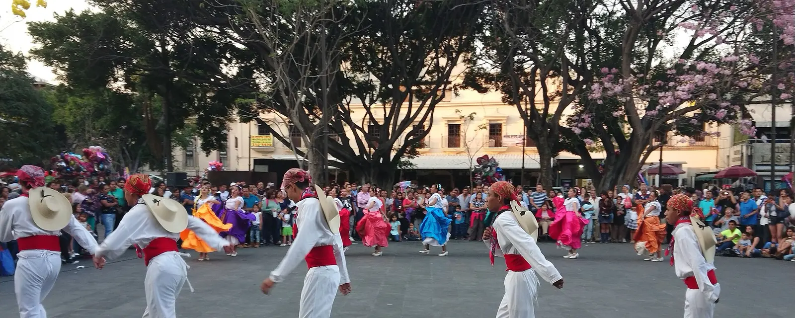 Danza regional frente al público en el zócalo de Cuernavaca, espectáculo gratuito al aire libre