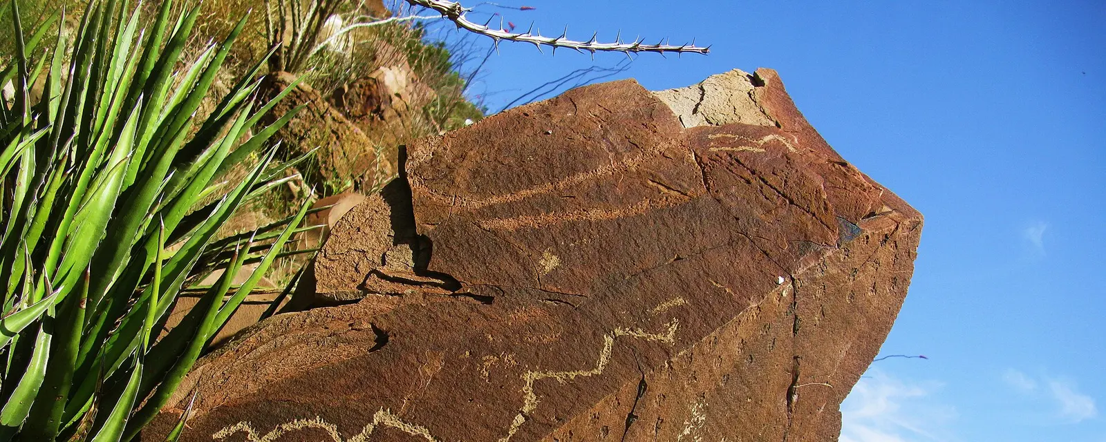 Petroglifo grabado en la roca de Boca de Potrerillos, Nuevo León