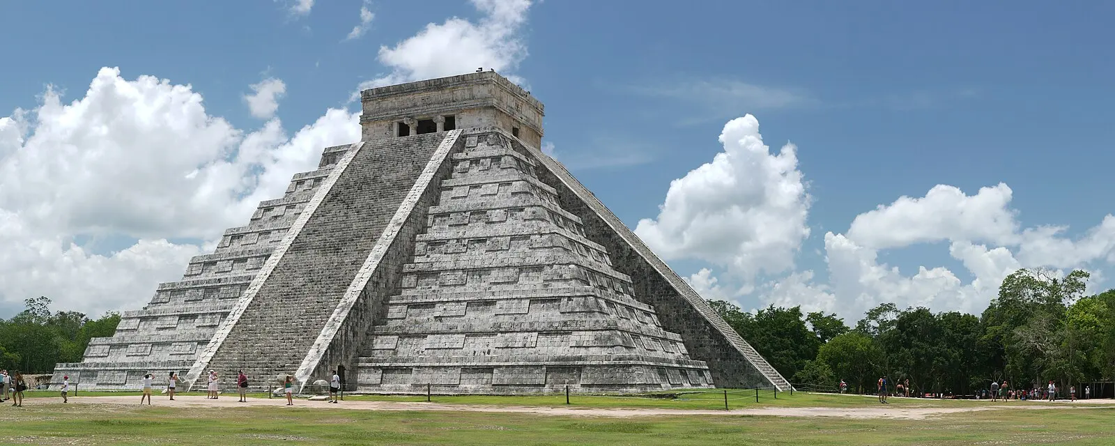 El Castillo de Chichén Itzá dominando la explanada norte