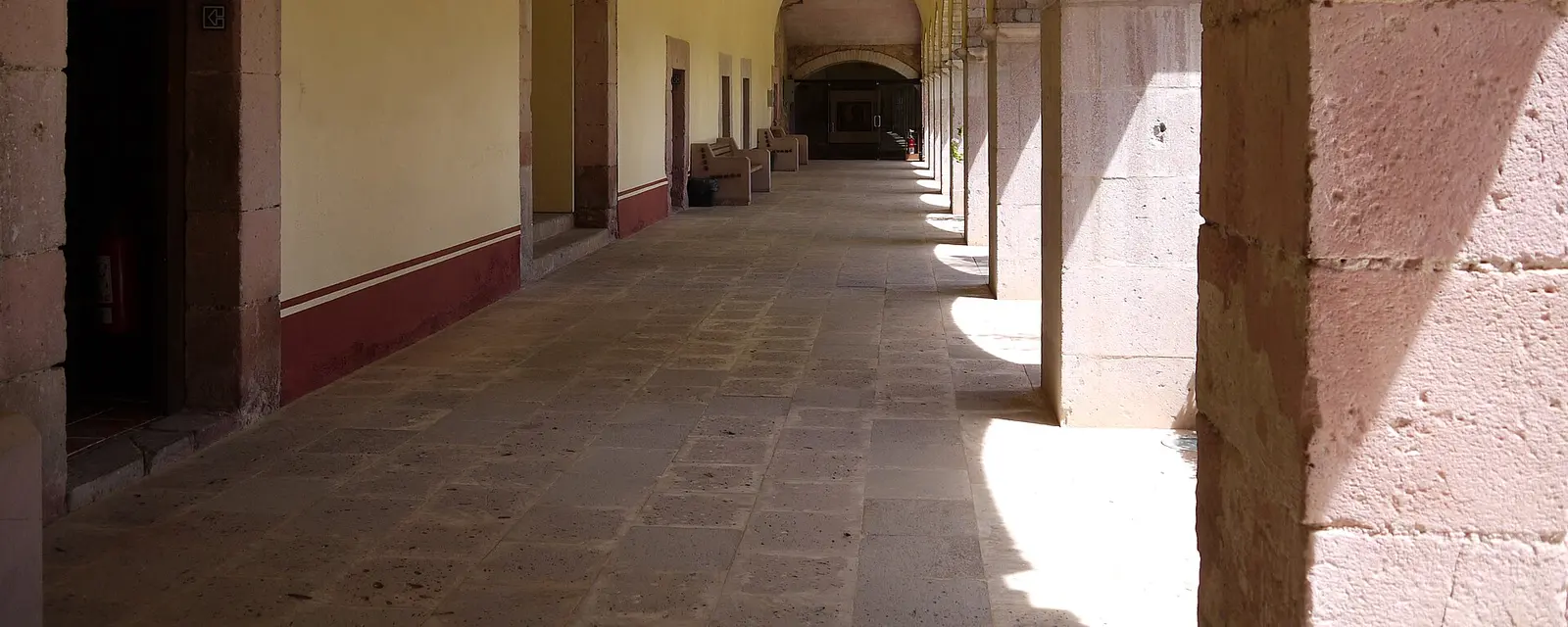 Bóvedas y arcos del ex convento de San Francisco, sede del Museo Rafael Coronel