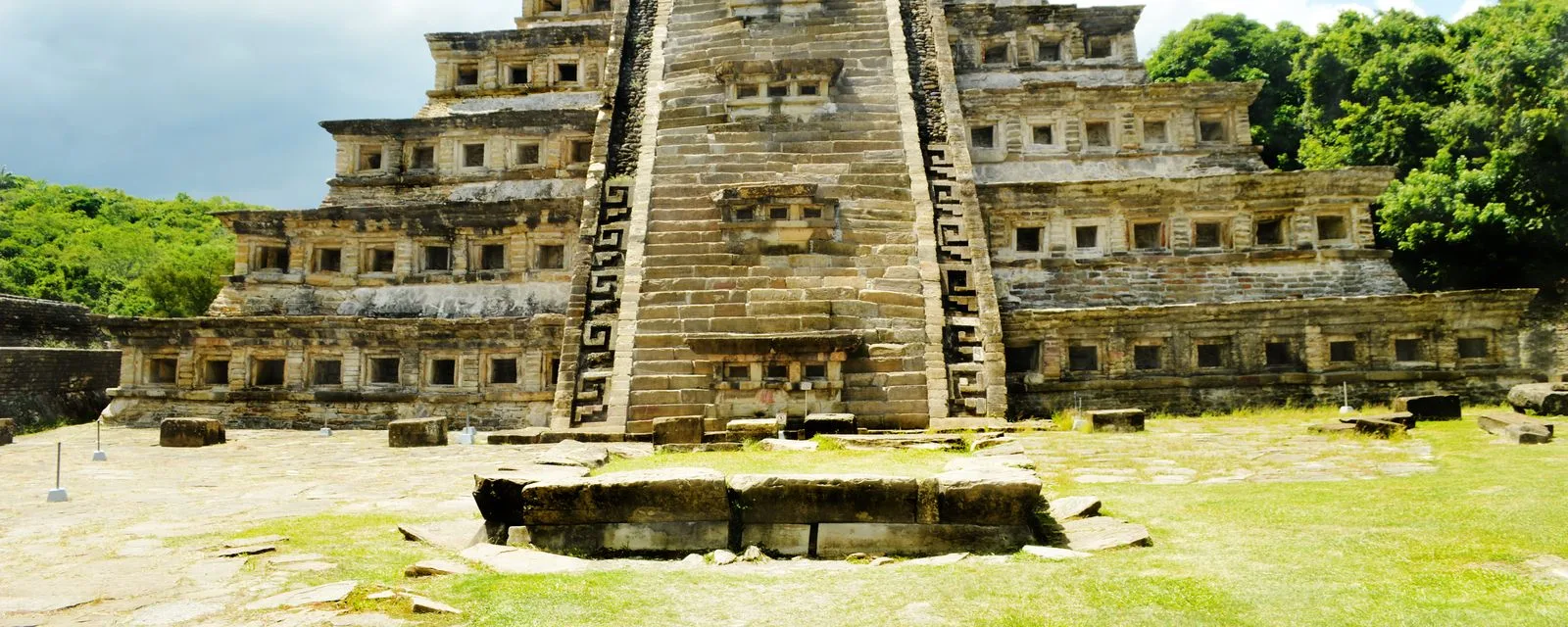 La Pirámide de los Nichos de El Tajín vista de frente, con sus seis cuerpos escalonados de nichos cuadrados y la escalinata central