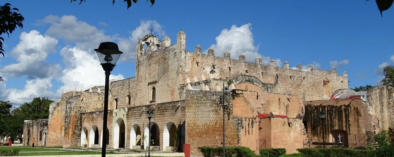 El ex convento de San Bernardino de Siena en Valladolid: la arquería del atrio, la espadaña y los muros almenados de piedra clara
